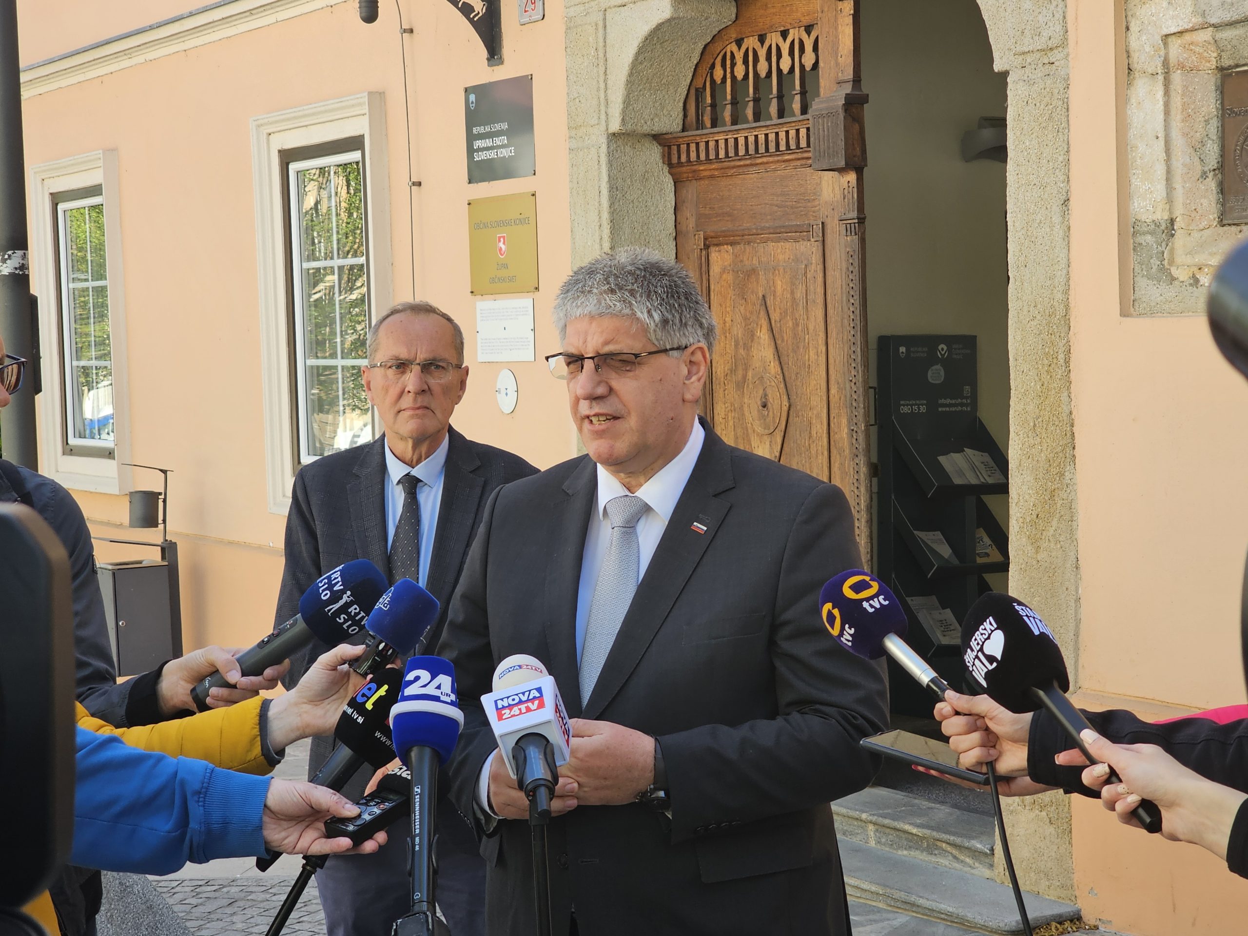 Minister Poklukar in župan Ratajc MNZ RS https://www.gov.si/novice/2025-04-14-v-slovenskih-konjicah-predvsem-o-prometni-varnosti/