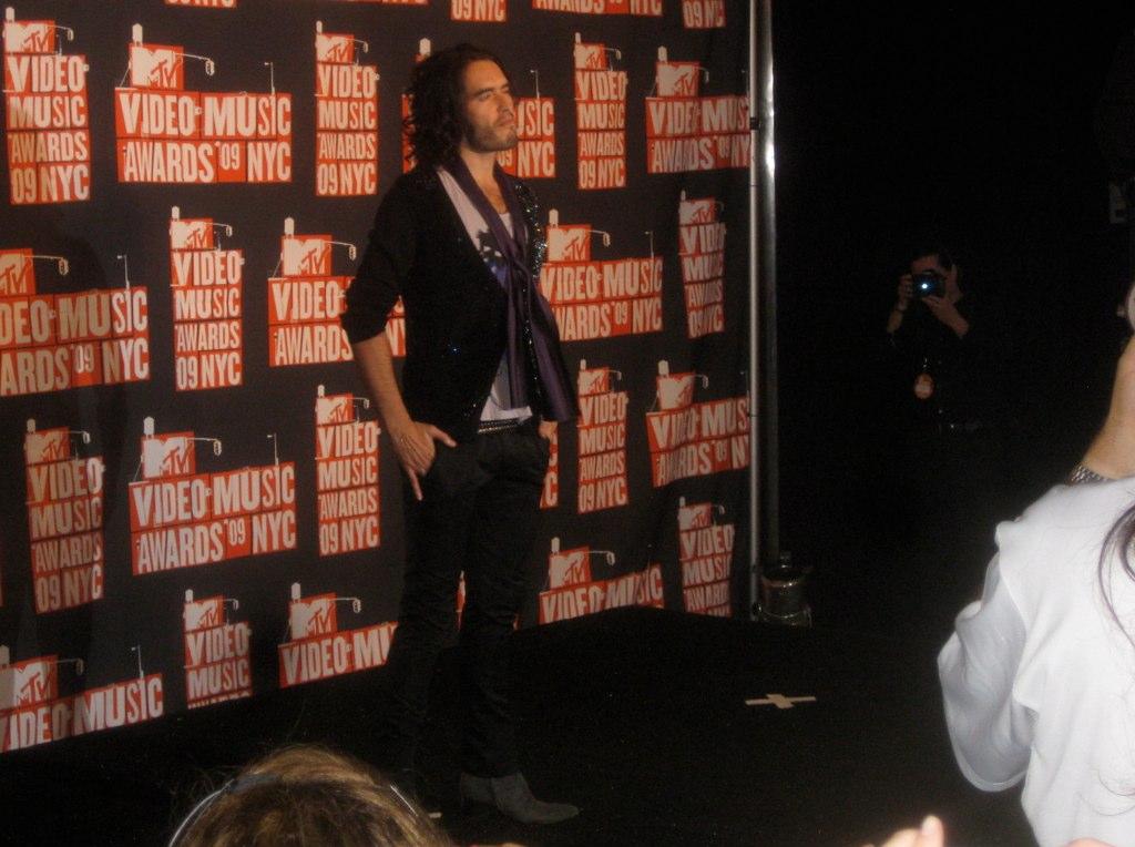 https://commons.wikimedia.org/wiki/File:Russell_Brand_at_2009_MTV_VMA%27s.jpg