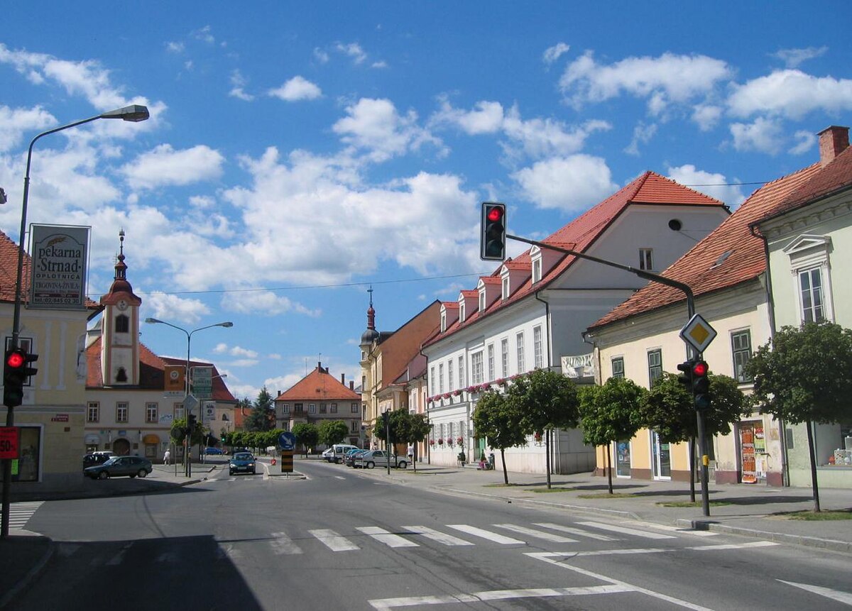 Slovenska_Bistrica Wikimedia Strojno berljiv avtor ni naveden. Žiga domneval (na podlagi trditev o avtorskih pravicah). https://commons.wikimedia.org/wiki/File:Slovenska_Bistrica_-_Liberty_Square_(Trg_svobode).jpg