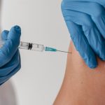 Cepljenje proti gripi se zamika na 2. november, cepivo proti covidu-19 je že na voljo