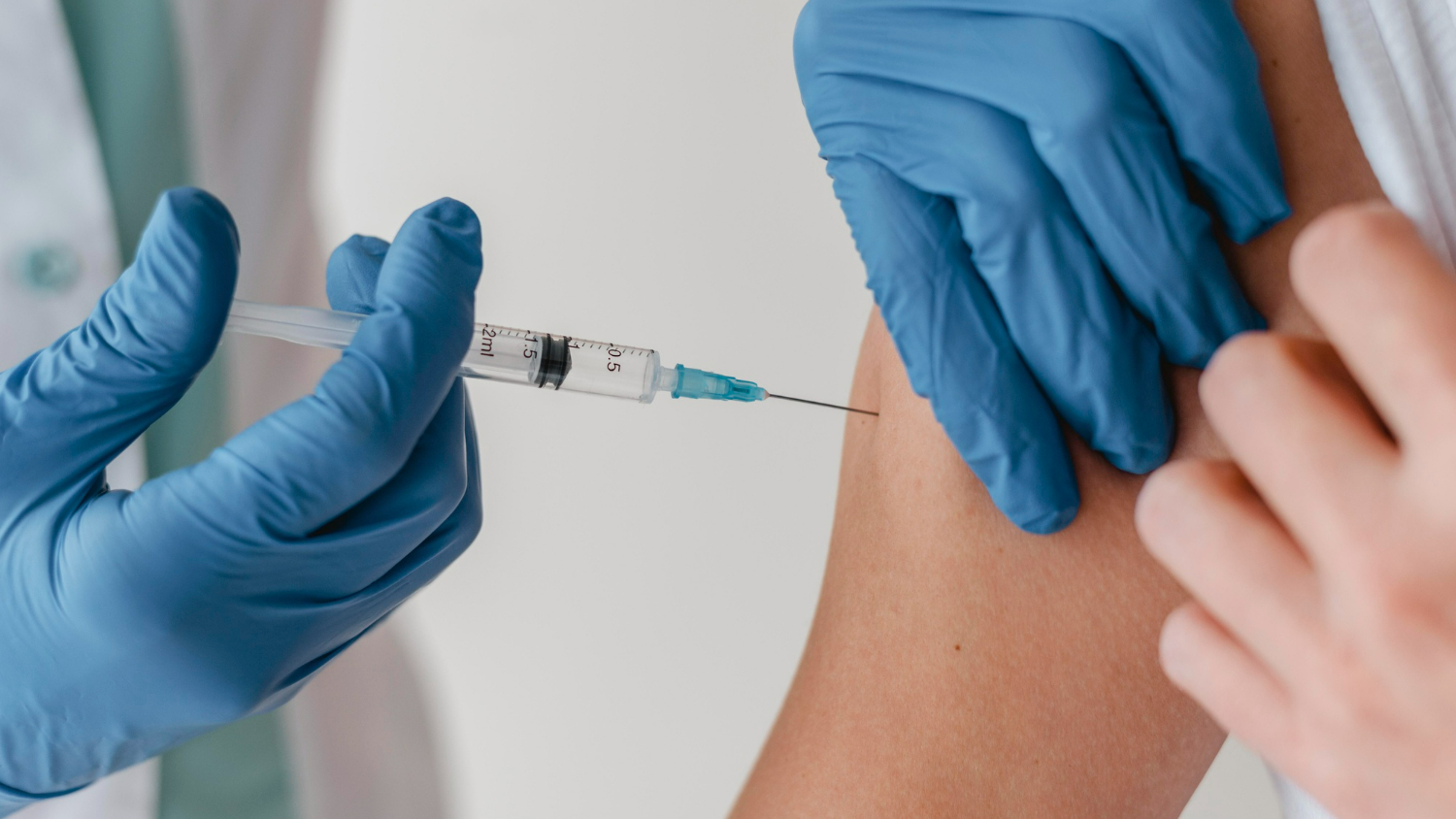 cepljenje cepivo Freepik https://www.freepik.com/free-photo/doctor-with-gloves-vaccinating-patient_11722969.htm#fromView=search&page=1&position=5&uuid=a296448f-b588-4bbd-a8d8-dfc8d014865c&query=vaccination
