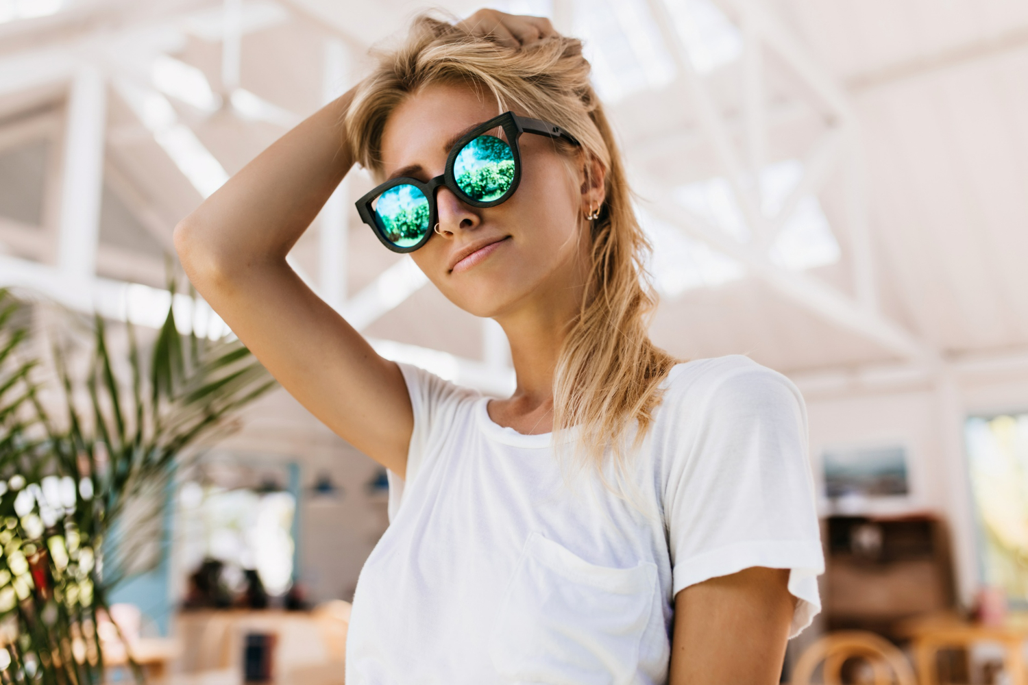 moda sončna očala ženska poletje freepik https://www.freepik.com/free-photo/female-model-trendy-t-shirt-stylish-sparkle-sunglasses_13466715.htm#fromView=search&page=1&position=41&uuid=0a1f3e45-61b8-4c8b-97b6-010f5b0d6847&query=sun+glasses