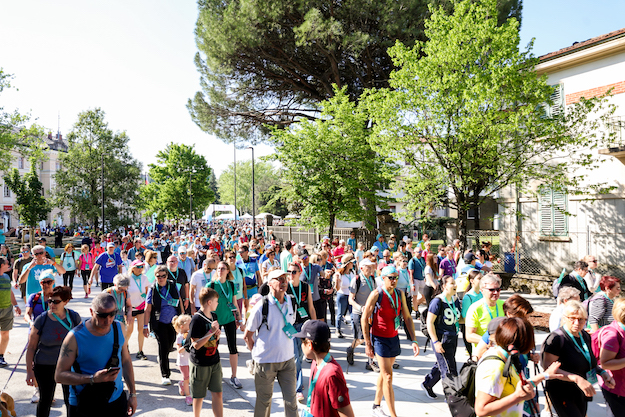 Brezmejnega pohoda prijateljstva se je udeležilo več tisoč udeležencev (Foto Ana Rojc)