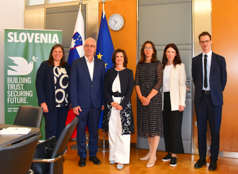 Državna sekretarka Melita Gabrič se je srečala z generalnim tajnikom Slovenske karitas Petrom Tomažičem MZEZ