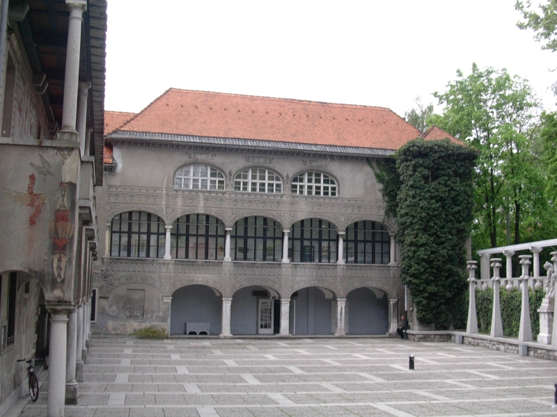 Križanke_dvorišče_th wikipedia