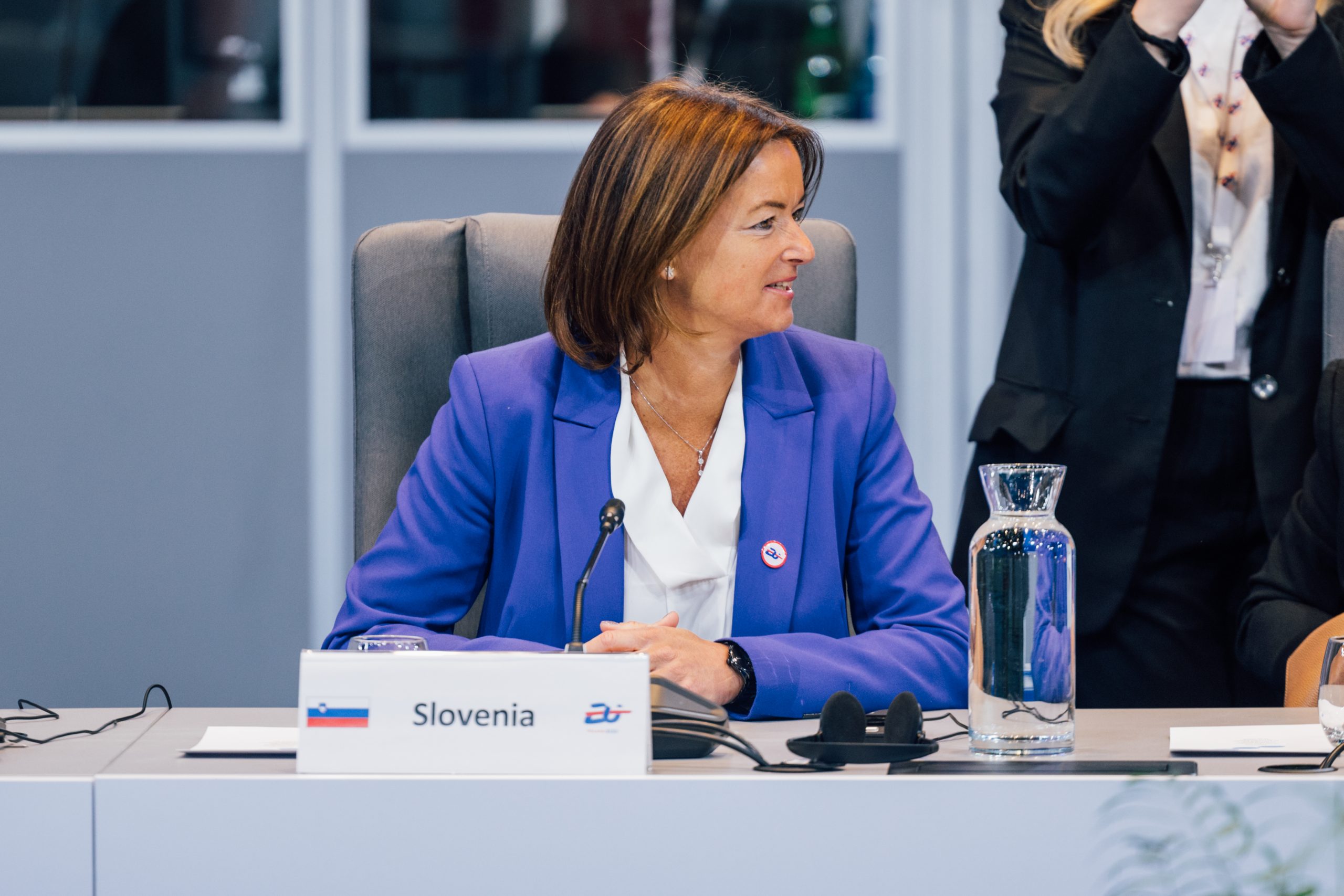 Ministrica Tanja Fajon na neformalnem srečanju zunanjih ministrov EU. Avtor MZEZ https://www.gov.si/novice/2025-05-08-ministrica-fajon-se-je-zavzela-za-dodatne-sankcije-zoper-izrael/