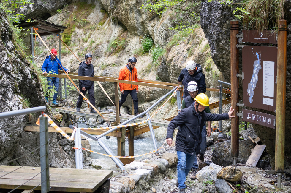 Ogled Partizanske bolnice Franja Fototeka Mestnega muzeja Idrija Bojan Tavčar https://www.gov.si/novice/2025-05-08-ogled-posledic-neurij-v-cerknem-in-obnova-bolnice-franja/