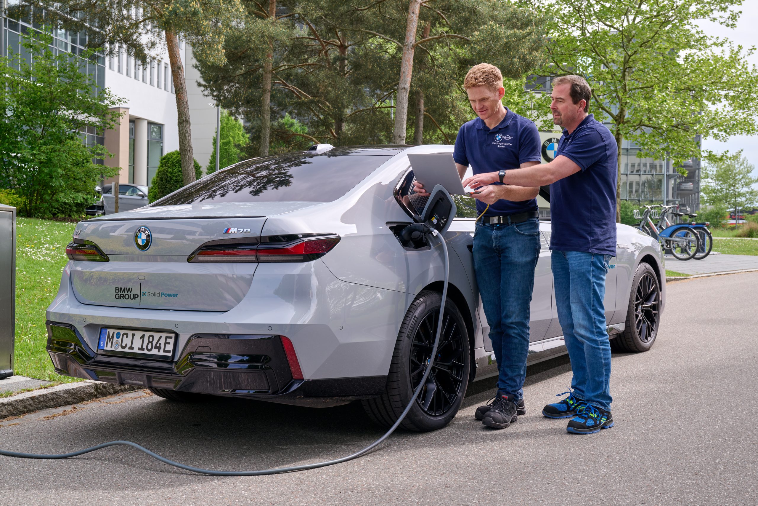 https://www.press.bmwgroup.com/global/article/detail/T0450240EN/bmw-group-and-solid-power-are-testing-all-solid-state-battery-cells-in-a-bmw-i7