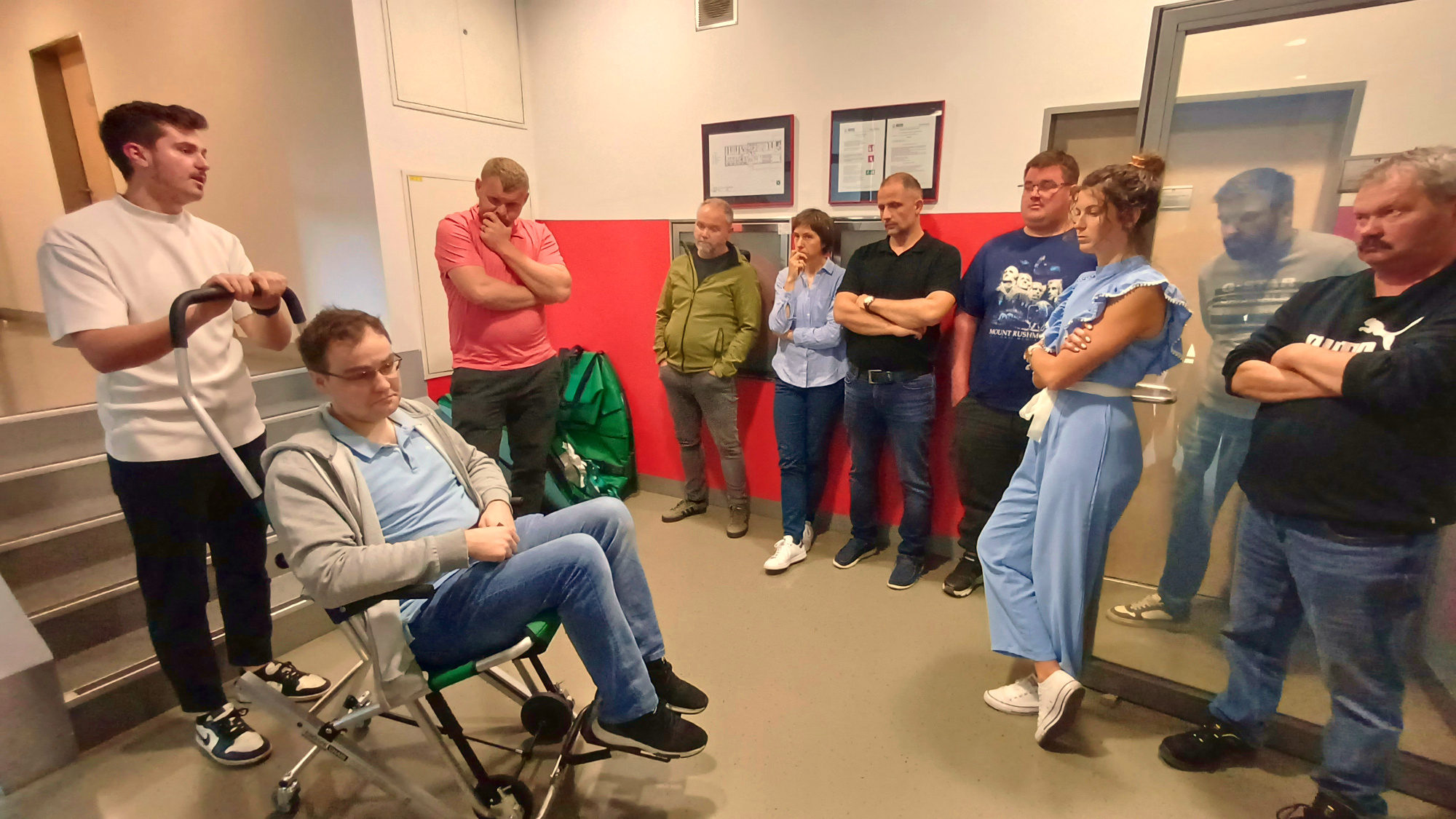 Žiga Janša je izvedel prikaz uporabe evakuacijskega stola