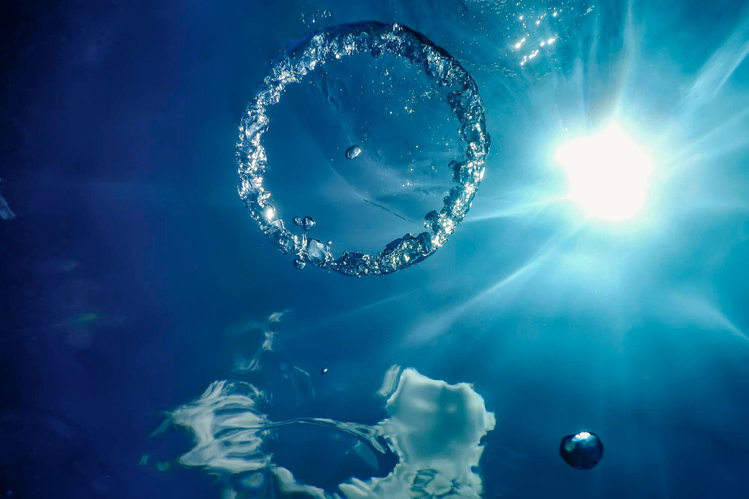 https://www.freepik.com/free-photo/bubble-ring-underwater-ascends-towards-sun_24151224.htm#fromView=search&page=1&position=4&uuid=19111324-1854-448c-bfde-5f22091dc797&query=ozone
