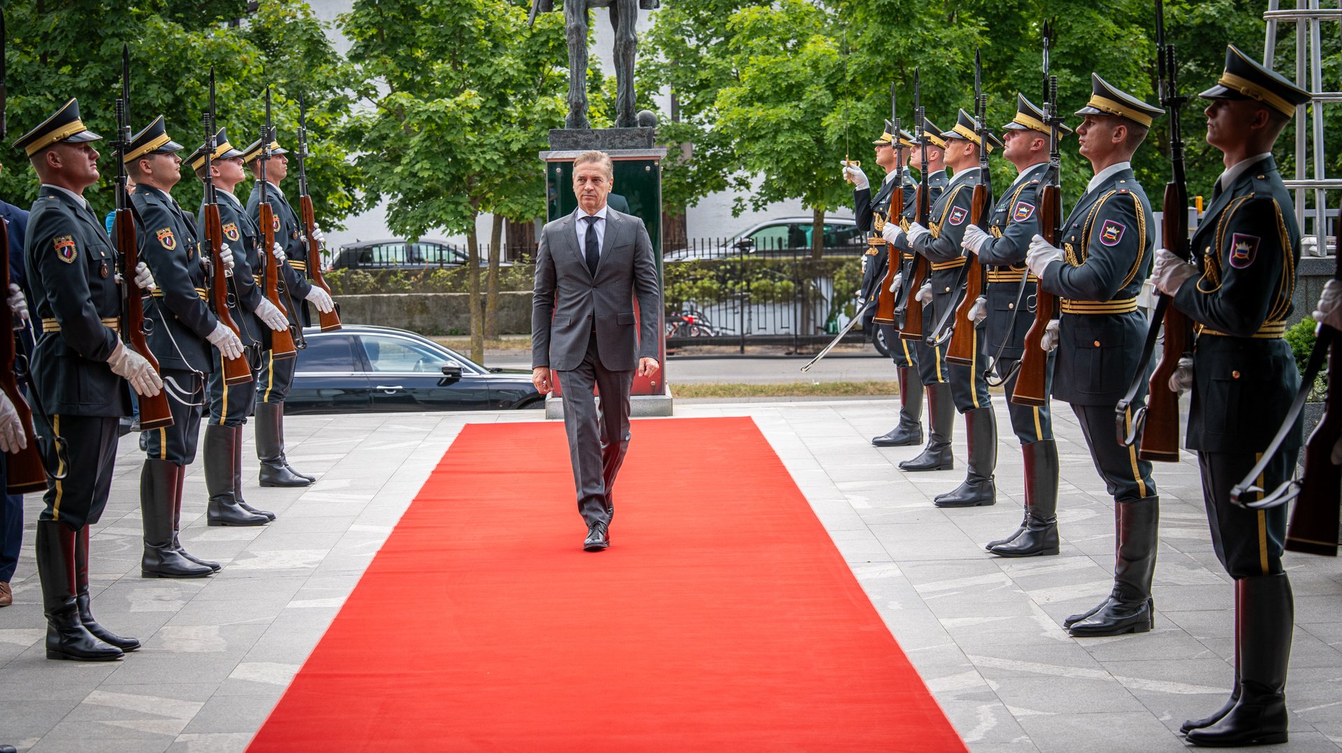 Golob Slovenska vojska https://www.gov.si/novice/2025-06-20-pripadniki-slovenske-vojske-z-mednarodnih-operacij-in-misij-porocali-predsedniku-vlade/