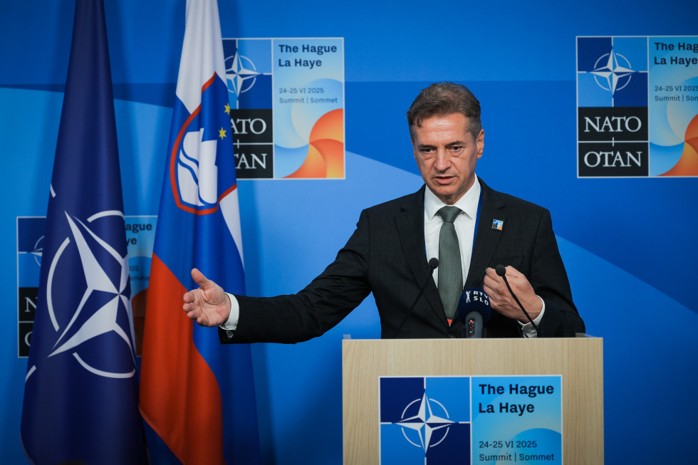 Izjava za medije predsednika vlade dr. Roberta Goloba Daniel Novakovi STA https://www.gov.si/novice/2025-06-25-premier-dr-robert-golob-deklaracija-je-taksna-da-koristi-sloveniji/