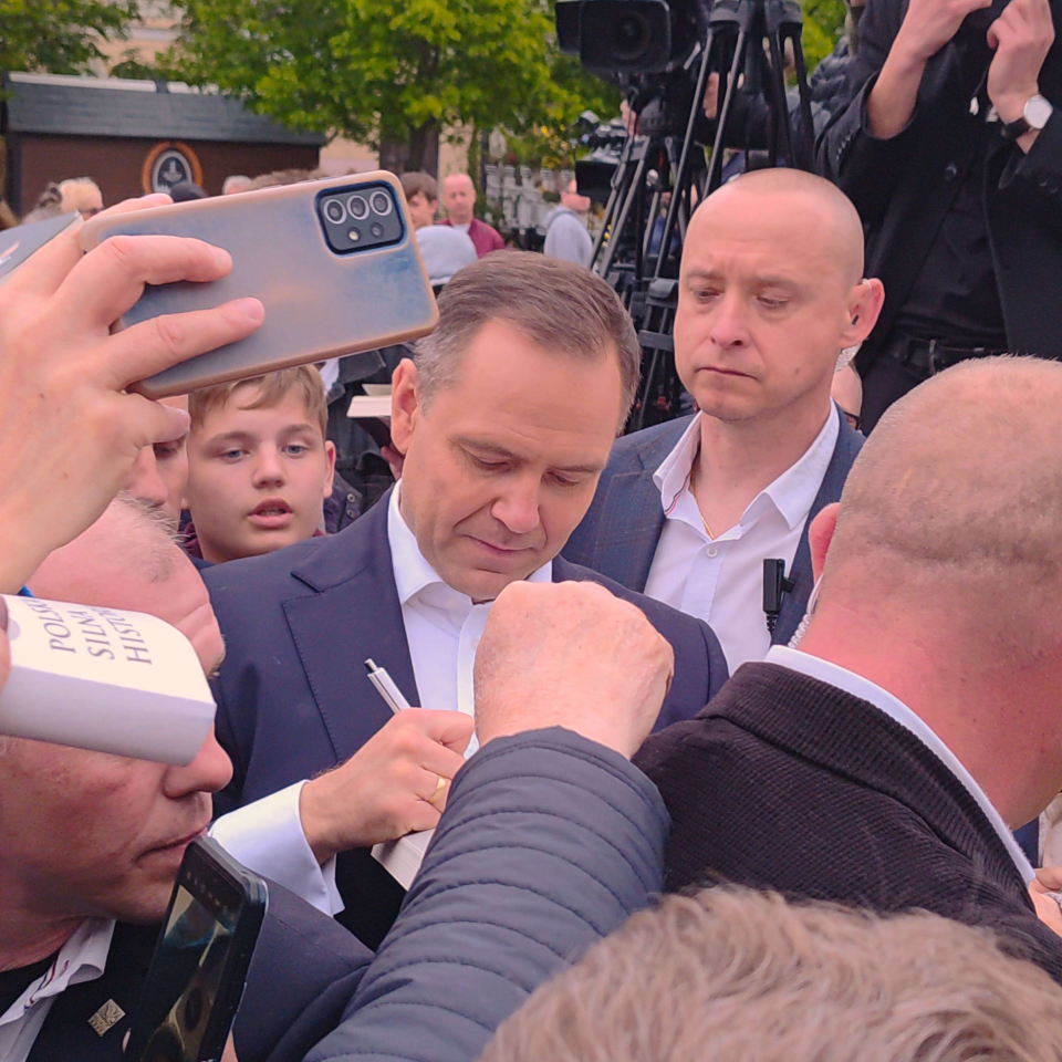 Karol_Nawrocki Wikimedia Brat Forelli https://fr.wikipedia.org/wiki/Fichier:Karol_Nawrocki,_P%C5%82ock_7_May_2025.webp