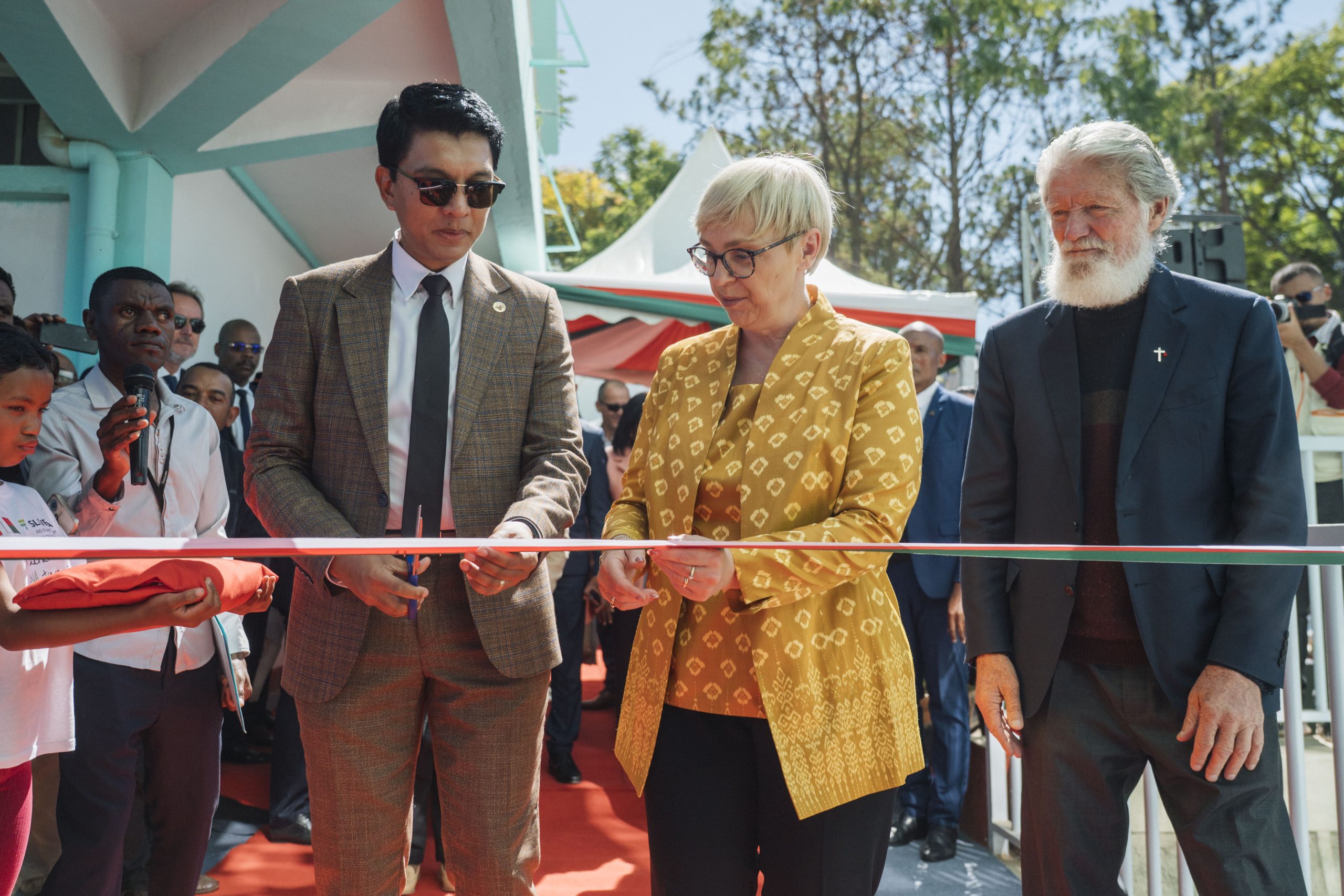 Odprtje šole na Madagaskarju, zgrajene s podporo Slovenije Avtor Boštjan PodlogarSTA https://www.gov.si/novice/2025-06-04-na-madagaskarju-predsednica-pirc-musar-slovesno-odprla-osnovno-solo-zgrajeno-s-podporo-slovenije/