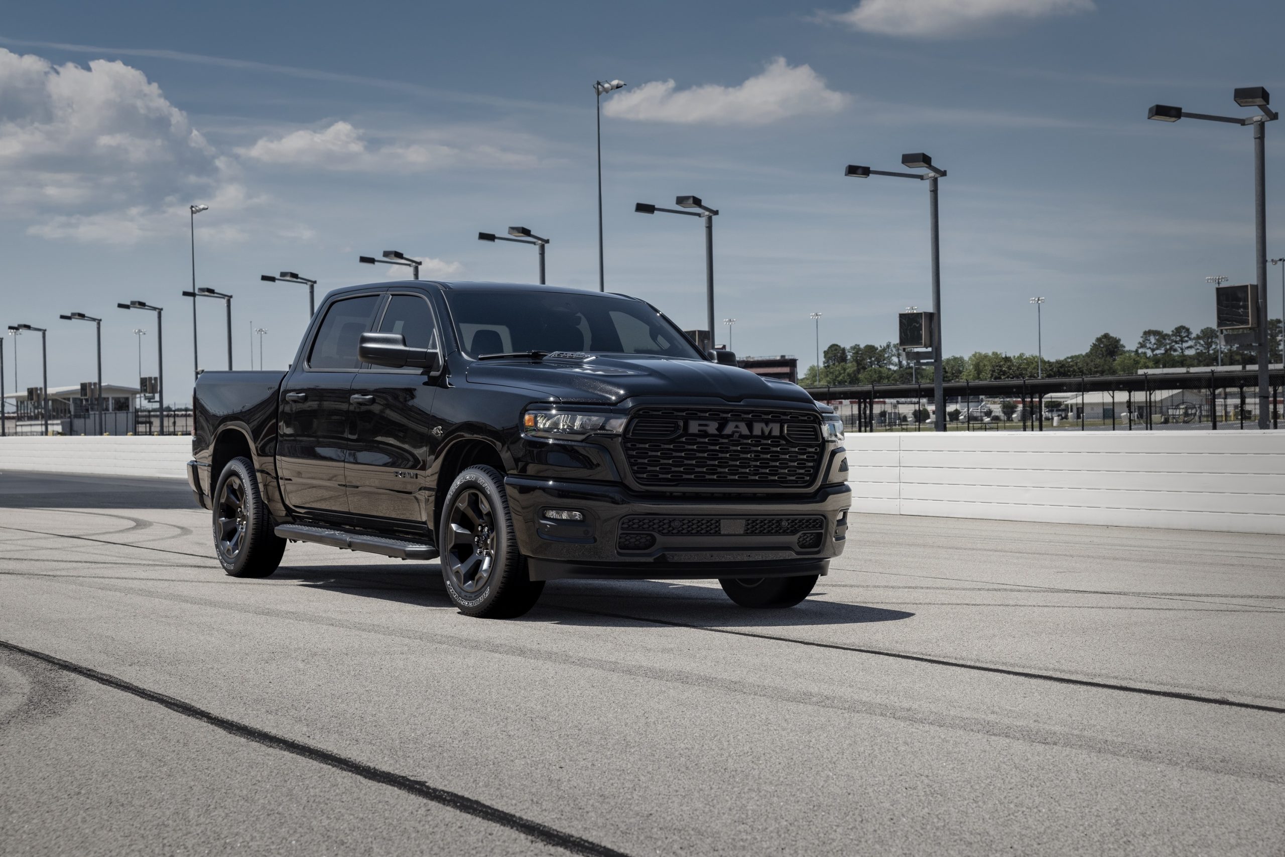 2026 Ram 1500 Black Express with HEMI® V-8 front 3/4