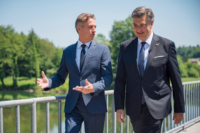 Srečanje predsednika Vlade Republike Slovenije in predsednika Vlade Republike Hrvaške na mostu čez Kolpo Boštjan Podlogar STA https://www.gov.si/novice/2025-06-23-premier-dr-golob-podpisani-sporazum-bo-prispeval-k-sozitju-in-lepim-zgodbam-na-obeh-straneh-meje/