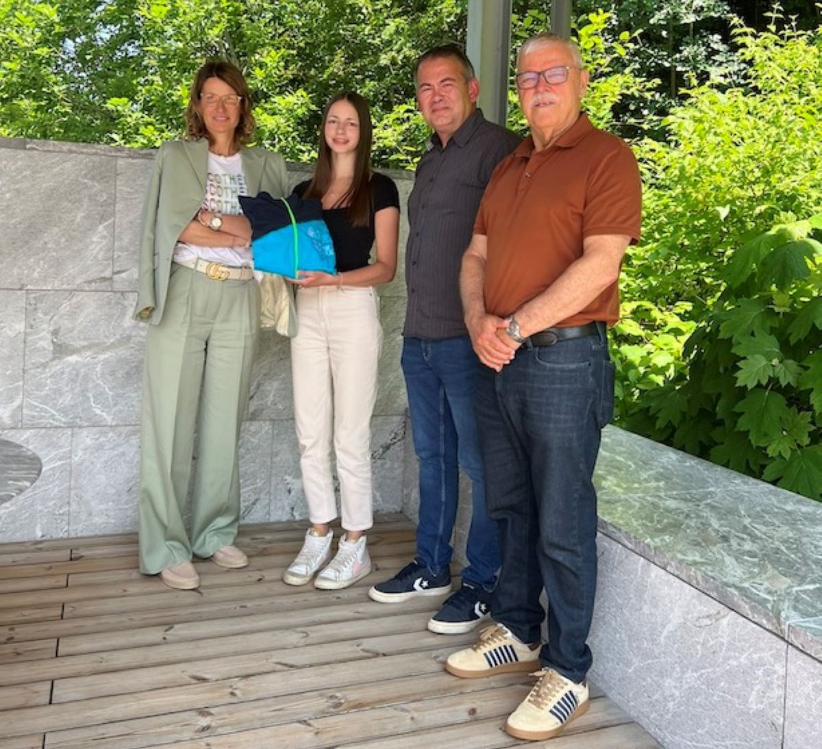 Vodja ključnih kupcev v Marmor Hotavlje Helena Selak, Manja Slak s trenerjem Urošem Koširjem in direktor podjetja Marmor hotavlje Branko Franc Selak