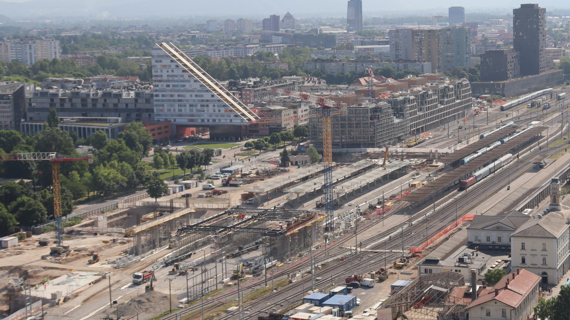 Železniška postaja Ljubljana Direkcija za infrastrukturo https://www.gov.si/novice/2025-06-06-dosezen-pomemben-mejnik-pri-gradnji-nadhoda-s-postajno-dvorano-cez-zeleznisko-postajo-ljubljana/