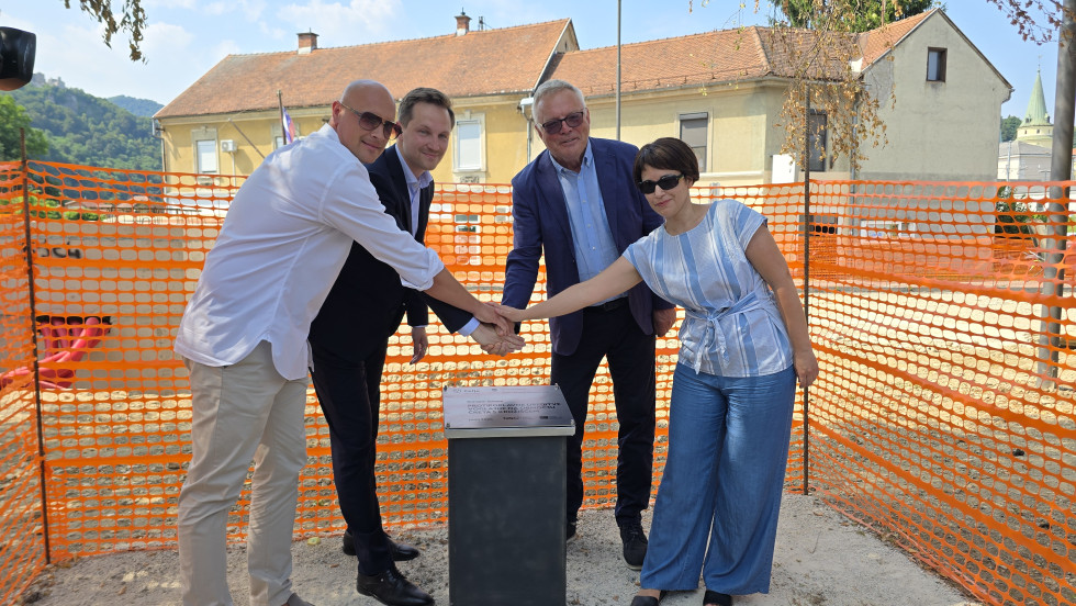 Župan Celja Matija Kovač (drugi z leve) in minister Jože Novak (tretji z leve) ob temeljnem kamnu za nov most v Celju Ministrstvo za naravne vire in prostor