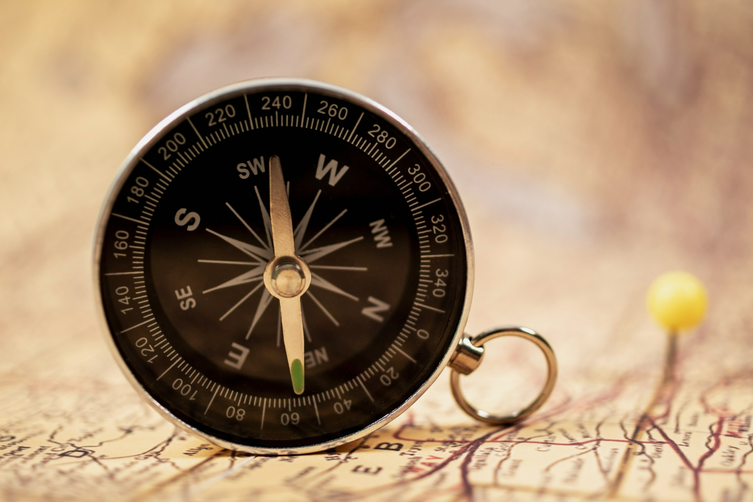 kompas zemlja raziskava zemlja Freepik https://www.freepik.com/free-photo/view-world-travel-map-with-compass_28478742.htm#fromView=search&page=1&position=29&uuid=1c2e3f7f-f6c0-4651-b576-3a0b4ca4e7c5&query=compas