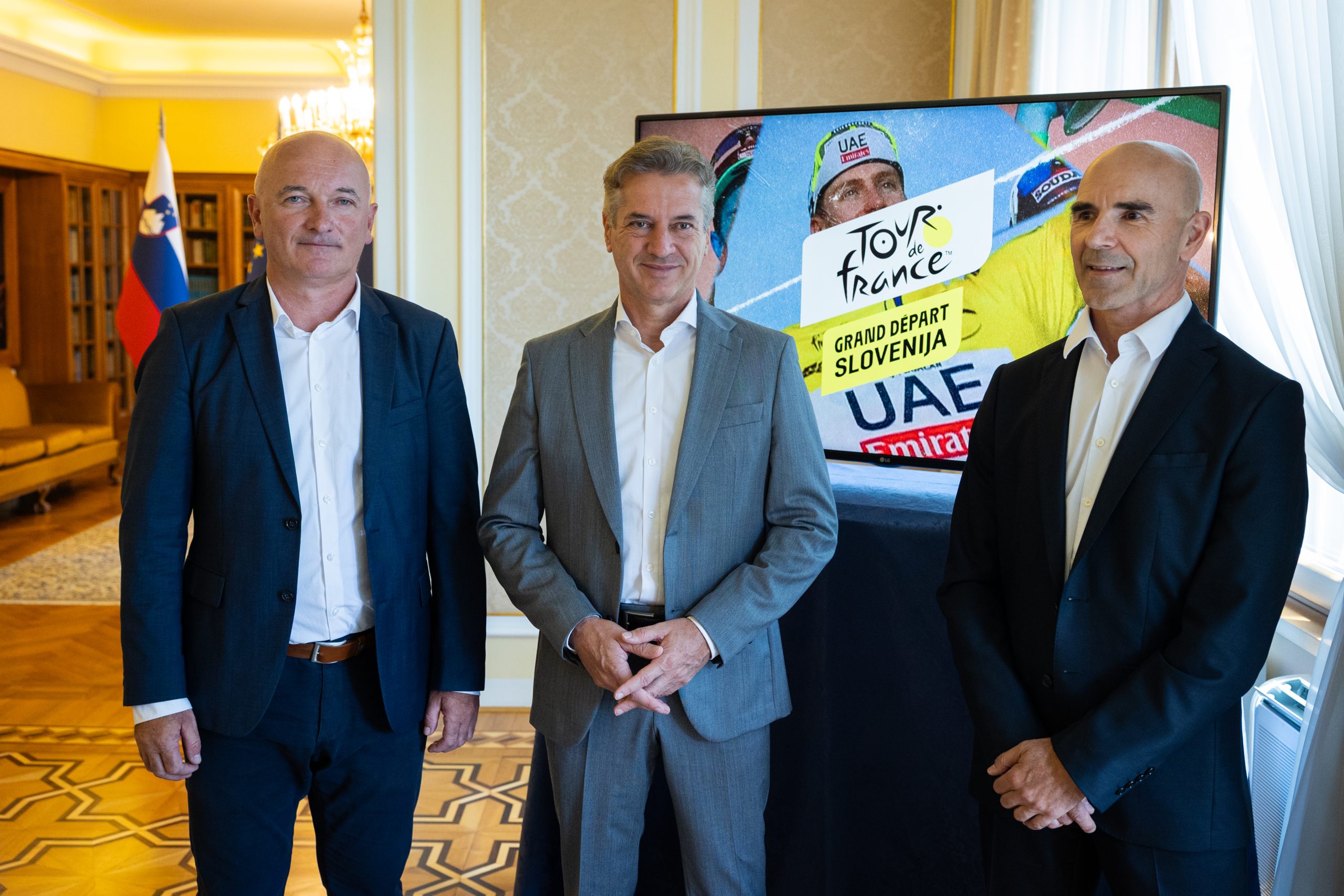 Predsednik vlade dr. Robert Golob, Pavel Marđonović, predsednik Kolesarske zveze Slovenije, in Bogdan Fink, direktor kolesarske dirke Po Sloveniji Avtor Bor SlanaSTA