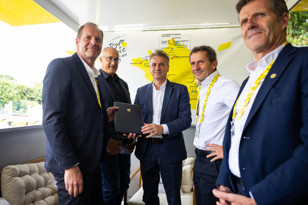 Premier dr. Golob je predal pismo o nameri za organizacijo izvedbe dogodka veliki start Dirke po Franciji v Sloveniji Žan Kolman, KPV