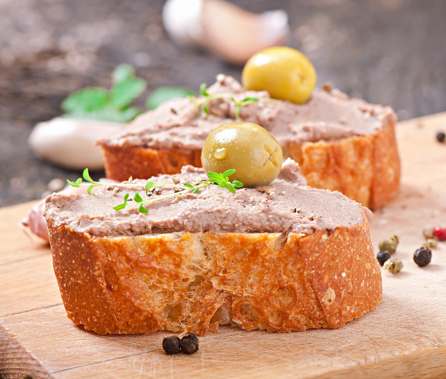 pašteta, kruh namaz Freepik https://www.freepik.com/free-photo/homemade-meat-snack-chicken-liver-pate-with-savory-olives_6963559.htm#fromView=search&page=1&position=24&uuid=3e602fd5-1fb2-4c4a-a15c-60e6ef8d282f&query=bread+meat+spread
