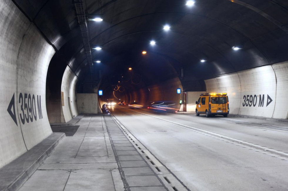 Evropska sredstva za projekt Sanacija 1. cevi predora Karavanke Družba za avtoceste v Republiki Sloveniji https://www.gov.si/novice/2025-08-18-dobrih-32-milijonov-evrov-evropskih-sredstev-za-predor-karavanke/