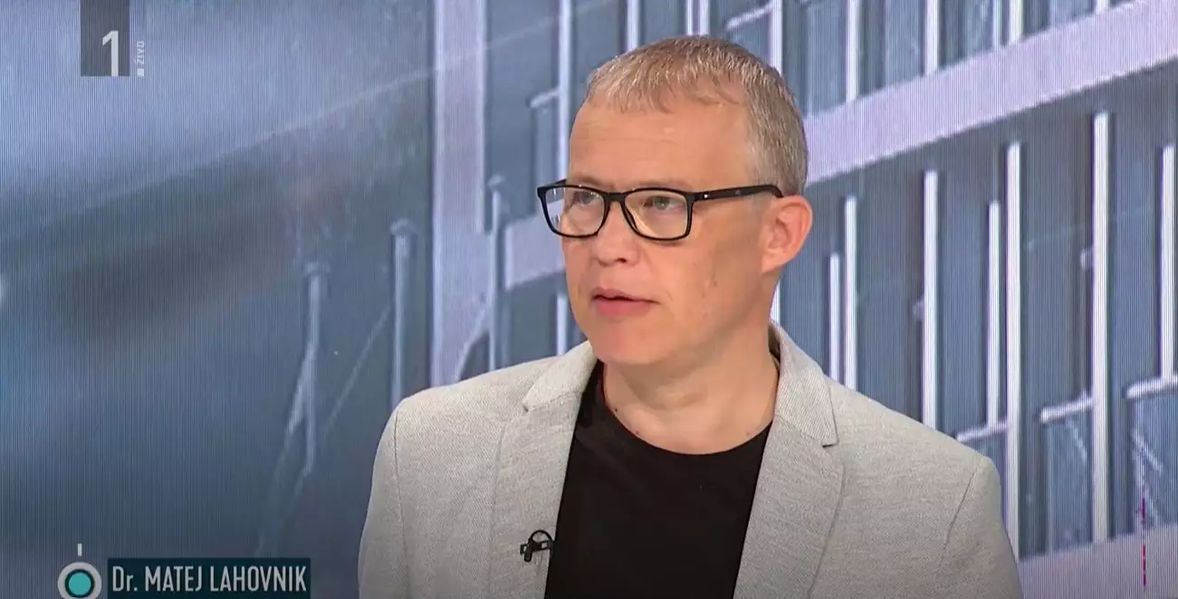 Matej-Lahovnik- Zajem zaslona Tarča RTV SLO https://www.google.com/imgres?q=matej%20lahovnik&imgurl=https%3A%2F%2Fnova24tv.si%2Fwp-content%2Fuploads%2F2023%2F09%2FMatej-Lahovnik-.jpg&imgrefurl=https%3A%2F%2Fnova24tv.si%2Fznidarsiceva-uzalila-mesca-ni-znal-pokazati-clena-ki-ljudi-z-oddelano-soboto-odvezuje-prispevka%2Fmatej-lahovnik-7%2F&docid=e1kiDI5NTGKaeM&tbnid=lH0Us3PVr7ZdrM&vet=12ahUKEwjosP-5pYKPAxXM_7sIHYOxCSUQM3oECG4QAA..i&w=1301&h=662&hcb=2&ved=2ahUKEwjosP-5pYKPAxXM_7sIHYOxCSUQM3oECG4QAA