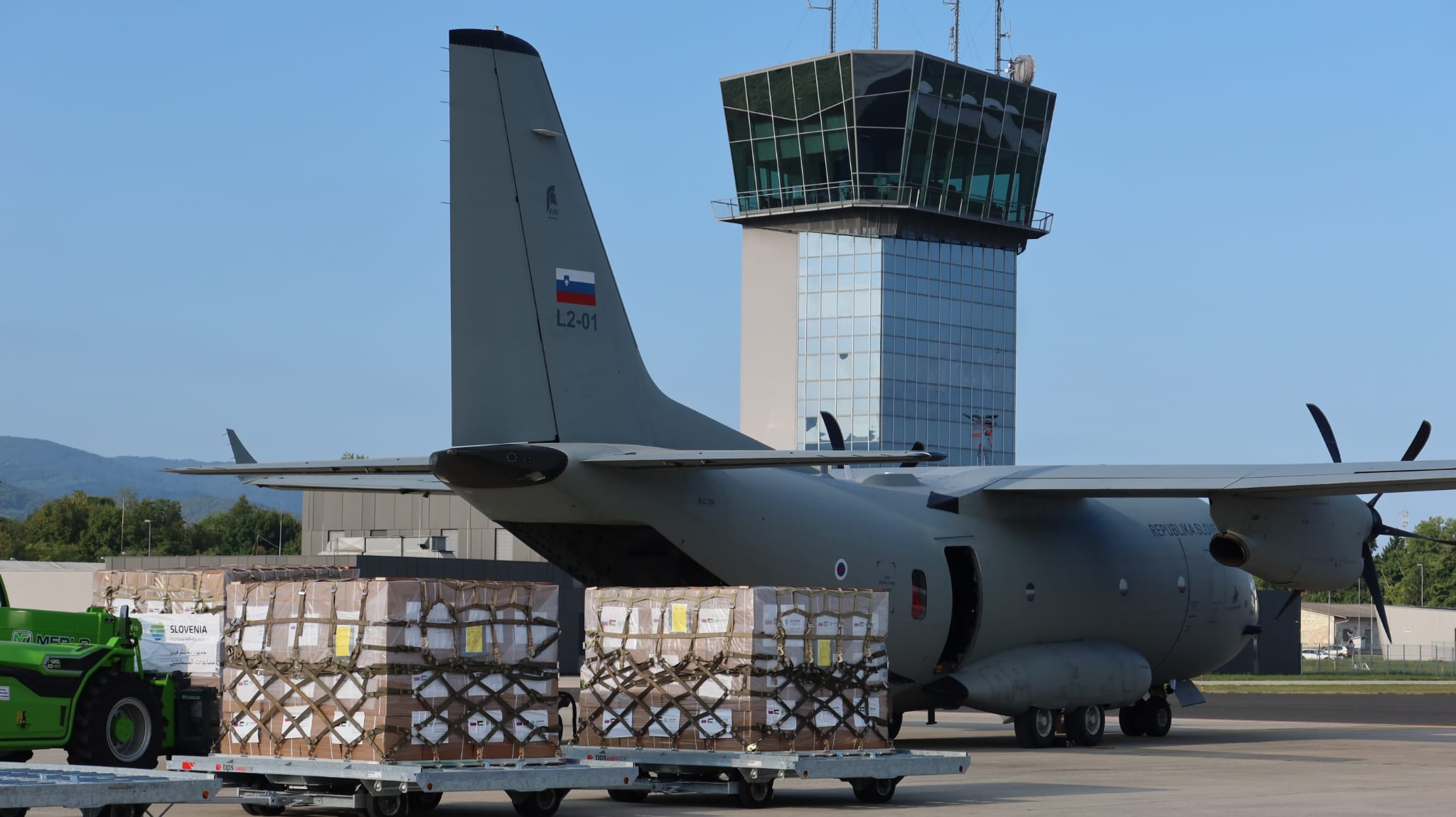 Slovenska vojska je s transportnim letalom Spartan odpeljala prvi del materialne pomoči palestinskemu civilnemu prebivalstvu Gaze Avtor Borut Podgoršek https://www.gov.si/novice/2025-08-19-slovenska-vojska-z-letalom-spartan-odpeljala-del-pomoci-palestinskemu-civilnemu-prebivalstvu-gaze/