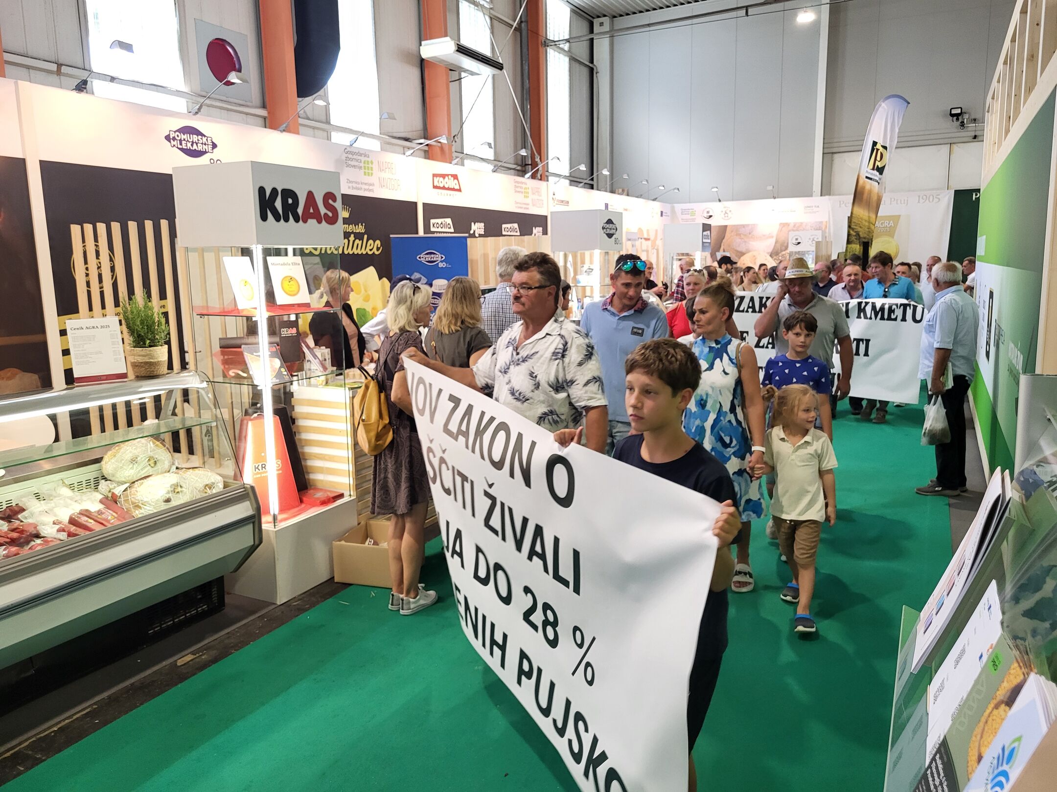 protest na AGRA KGZS https://www.kgzs.si/za-medije/sporocila-za-javnost https://www.kgzs.si/novica/zivinorejci-opozorili-na-nujnost-ukrepanja-2025-08-27