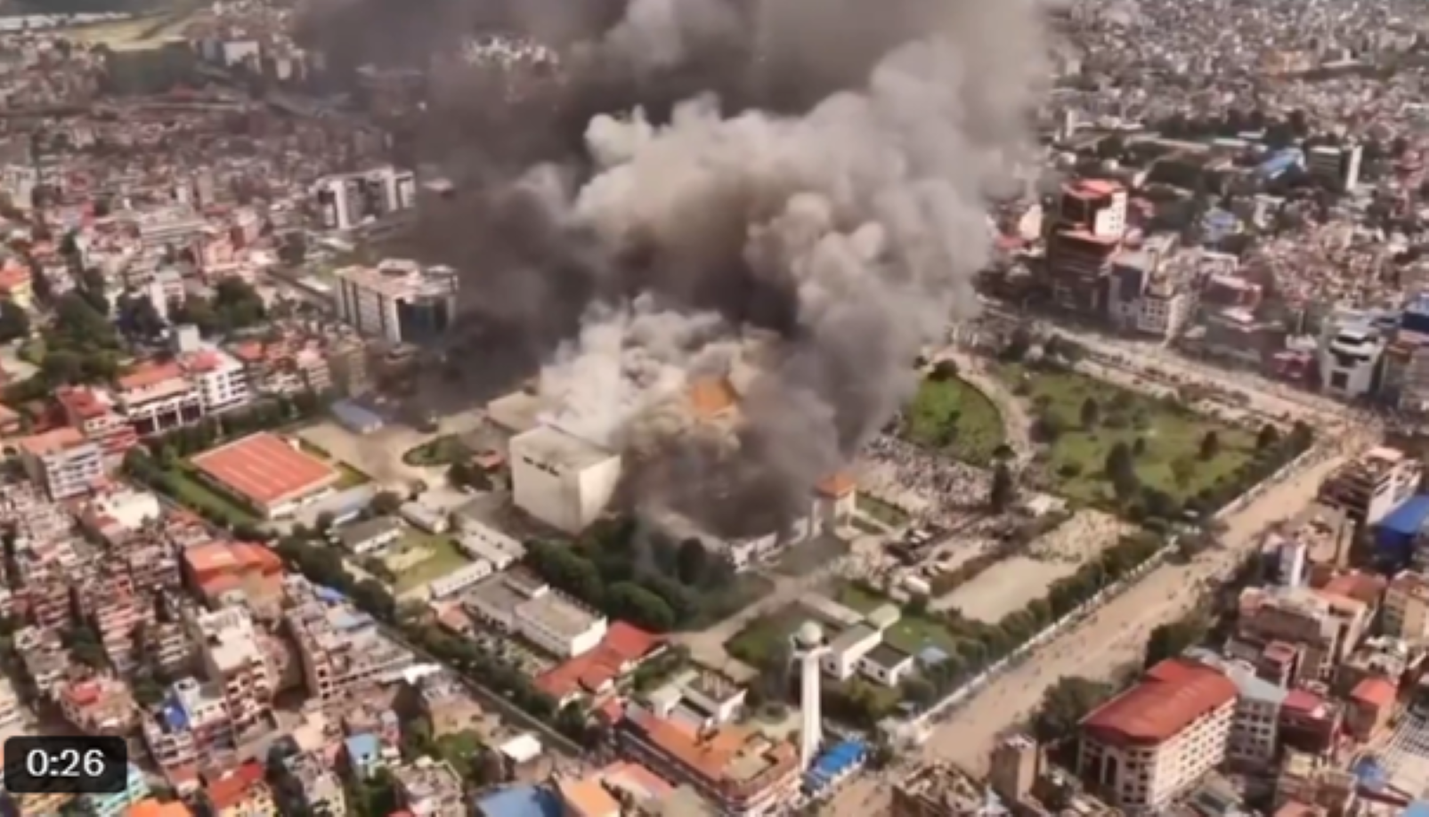 Nepal, goreči parlament Zajem zaslona https://x.com/mohitlaws/status/1965359545980781026