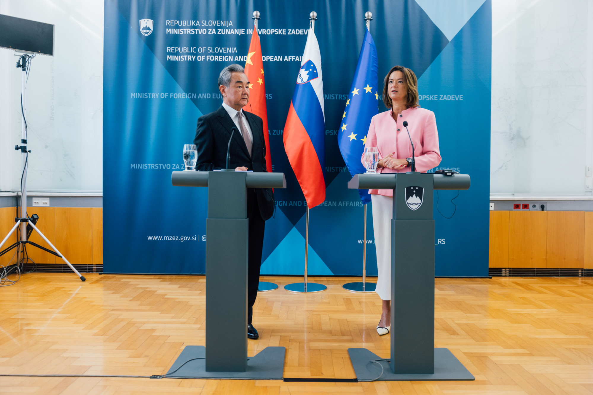 OBISK_KITAJsKA fajon MZEZ GOV