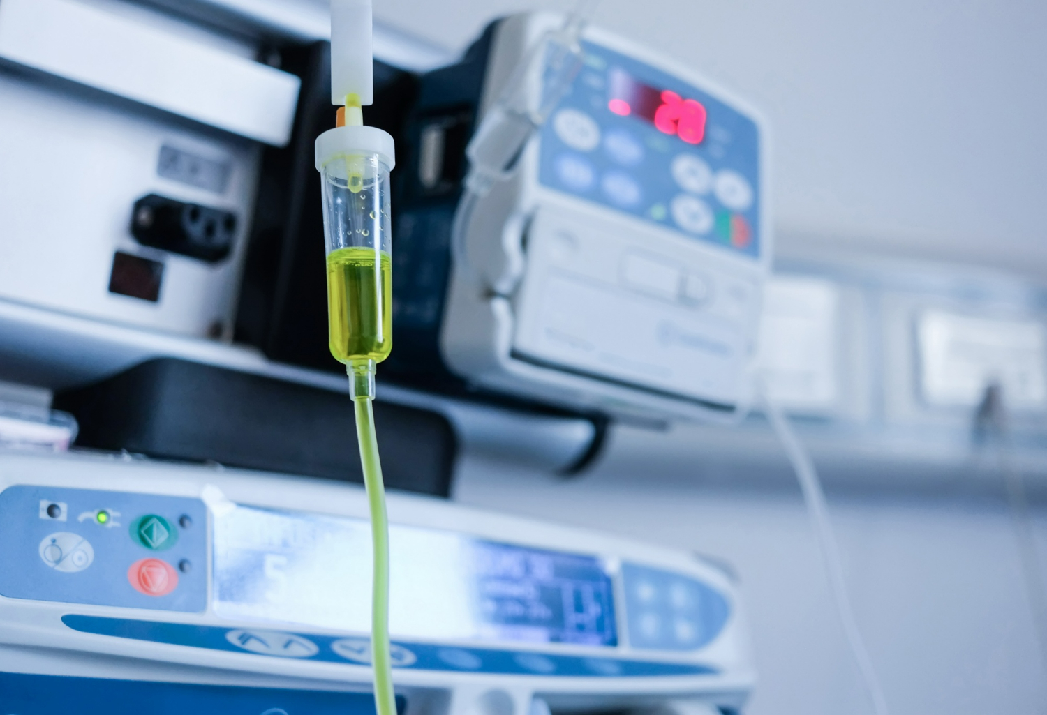 Zdravje zdravstvo Freepik https://www.freepik.com/free-photo/intravenous-injection-hospital_1192464.htm#fromView=search&page=1&position=2&uuid=d9e1eda3-d689-4b79-bee6-b0ec1faddd02&query=infusion