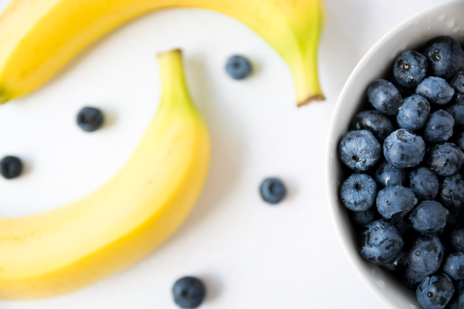 sadje bananana borovnice kulinarika freepik https://www.freepik.com/free-photo/yellow-bananas-with-blueberries-bowl-isolated-white-background_4435404.htm#fromView=search&page=1&position=0&uuid=c03723c2-4745-43ff-8c7b-6be07bc8b231&query=banana+blueberry