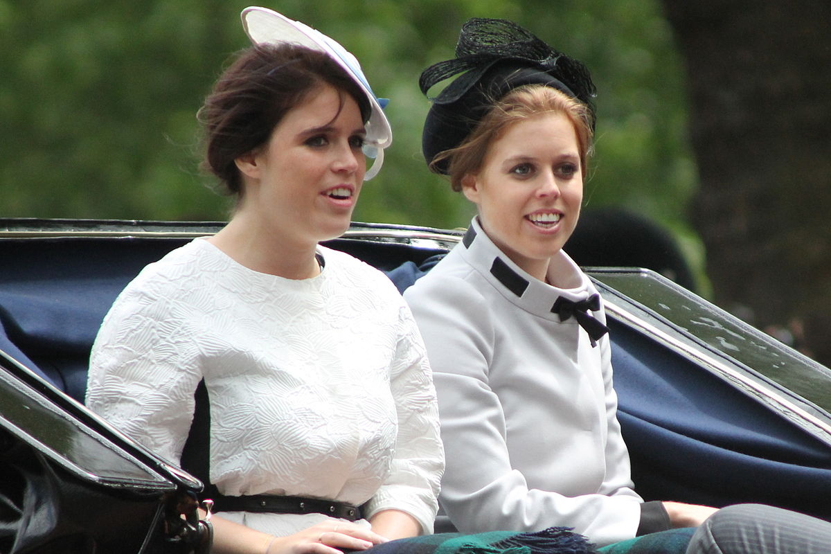 1200px-Princesses_Beatrice_and_Eugenie Carfax2 Wikimedia