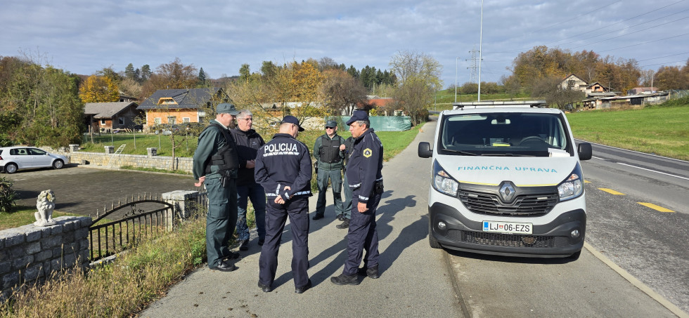 Minister in generalni direktor policije v pogovoru s policisti in uslužbenci finančne uprave Ministrstvo za notranje zadeve