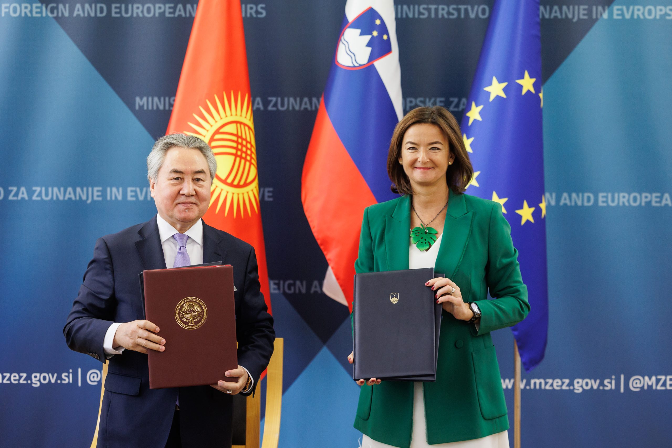 Ministrica Tanja Fajon in minister za zunanje zadeve Kirgiške republike Ženbek Kulubajev Avtor Ministrstvo za zunanje in evropske zadeve
