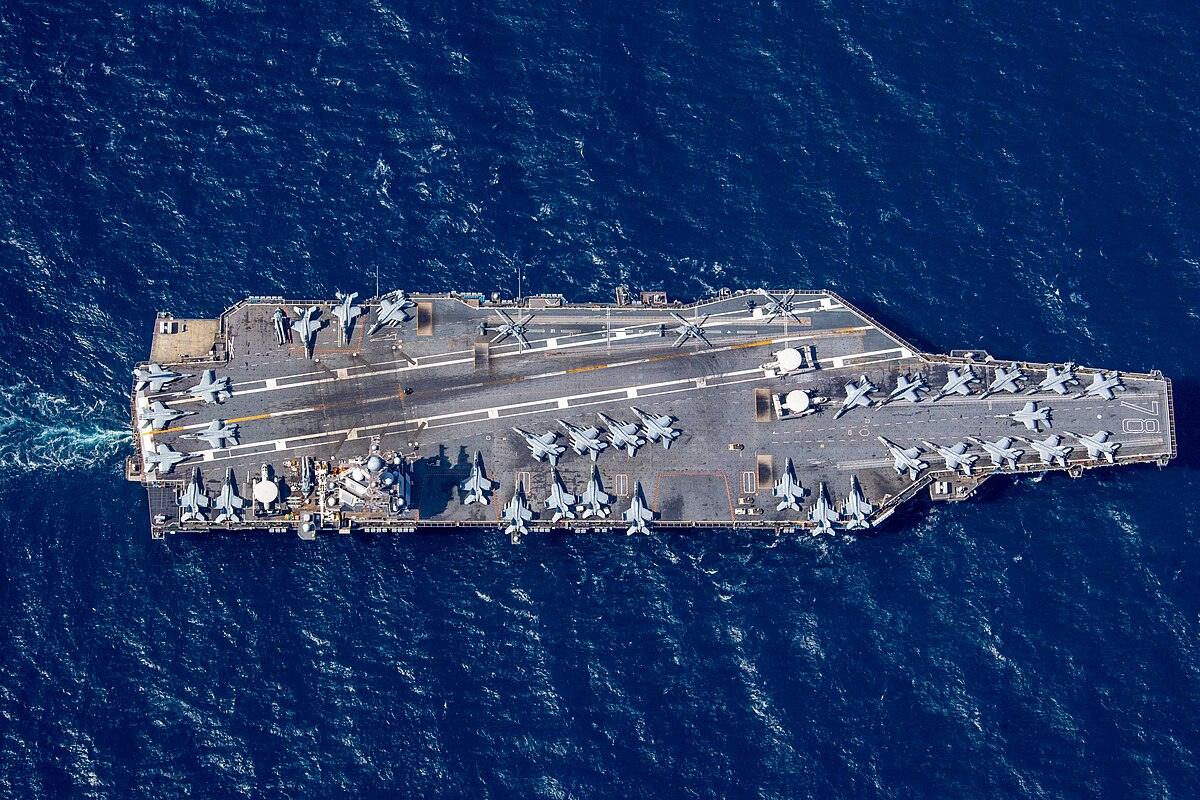 Overhead_view_of_USS_Gerald_R._Ford_(CVN_78)letalonosilka US Navy Jackson Adkins
