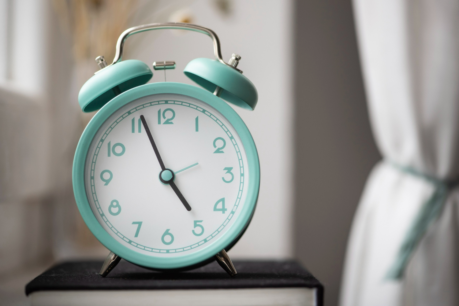 Ura čas Freepik https://www.freepik.com/free-photo/close-up-clock-with-time-change_21798034.htm#fromView=search&page=4&position=21&uuid=52efa0ed-7587-49ad-b98b-f4988c726cde&query=clock+