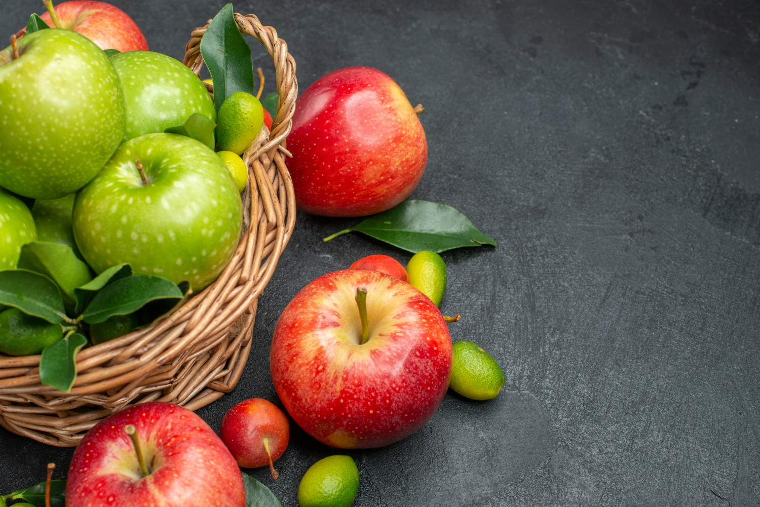 https://www.freepik.com/free-photo/side-close-up-view-fruits-wooden-basket-green-apples-with-leaves-berries-fruits_13293357.htm#fromView=search&page=2&position=27&uuid=72fed681-b18e-4dee-a21f-bee037e45af6&query=apples