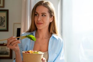 https://www.freepik.com/free-photo/medium-shot-woman-eating-salmon-bowl_47696837.htm#fromView=search&page=1&position=8&uuid=87909688-e361-4ecd-8894-5c73b703a902&query=woman+eating