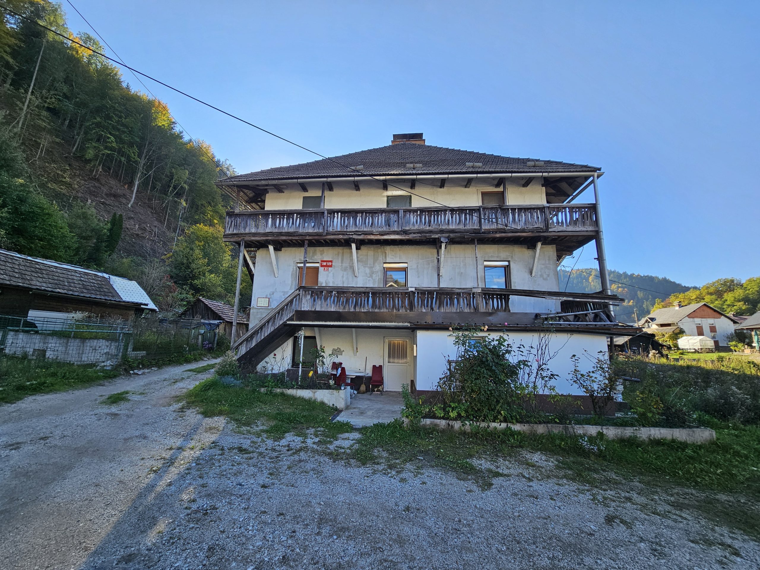 20251028-01483063 ID: 1483063 Brezplačna fotografija Objava: 28.10.2025 13:41 Nastanek: 14.10.2025 15:28 Prevalje, Preganthaus. Več kot 180 let star objekt Preganthaus je po poplavah avgusta 2023 na seznamu za rušenje, a se del muzejske stroke in domačinov zavzema za ohranitev. Preganthaus. Foto: Karla Oder/Koroški pokrajinski muzej Velikost: 4000 x 3000