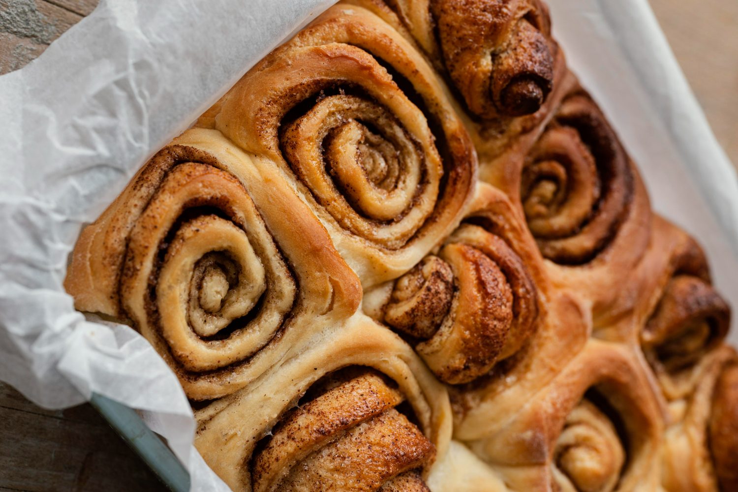 Cimetovi polžki Freepik https://www.freepik.com/free-photo/high-angle-cinnamon-rolls-tray_13248900.htm#fromView=search&page=3&position=30&uuid=8b8e01e9-7551-465b-b4e9-1fd4c76c0a5e&query=+cinnamon+rolls