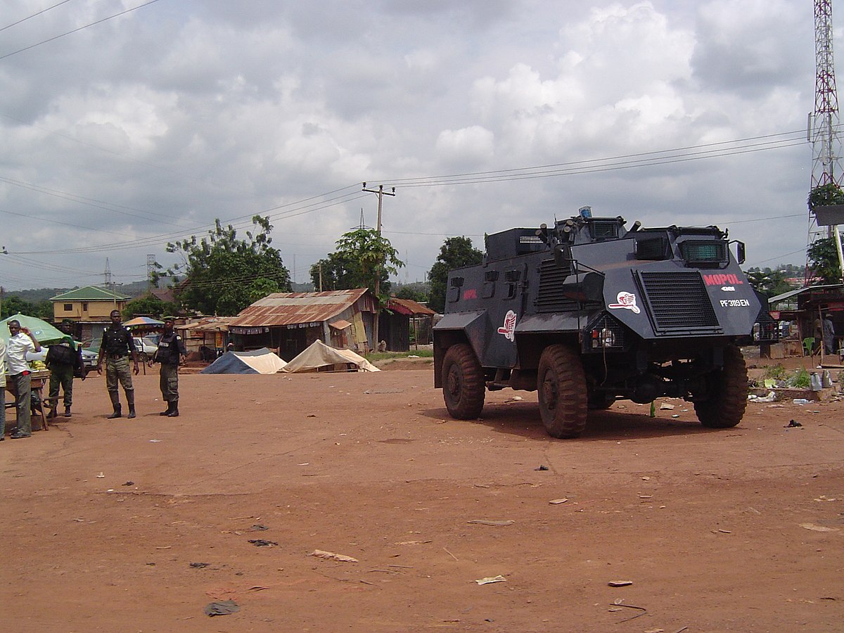 Nigerijska policija wikimedia sawa2 https://commons.wikimedia.org/wiki/File:Nigerian_Mobile_Police_with_Vehicle.JPG