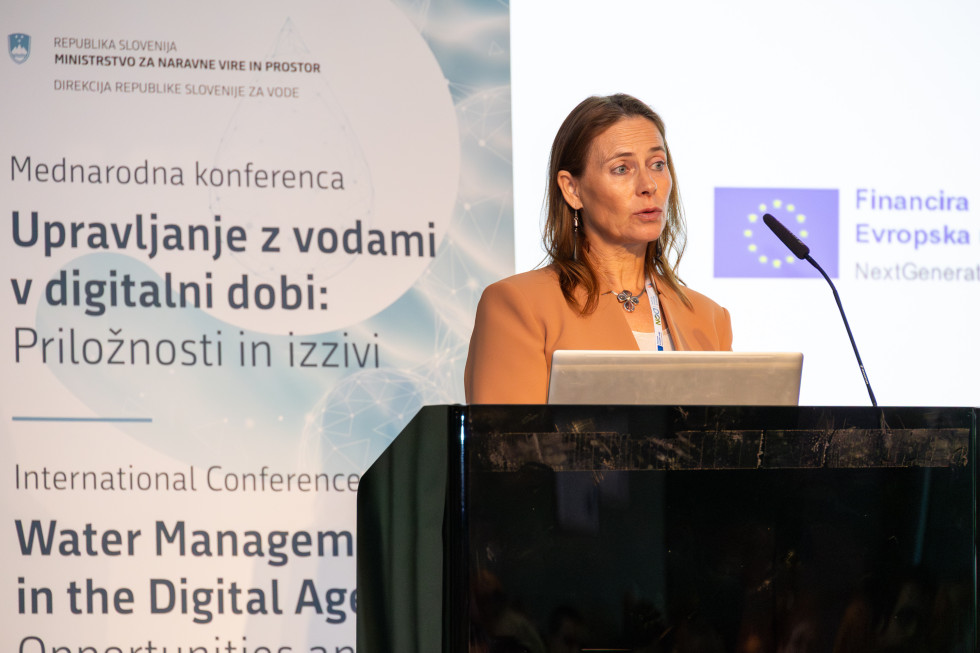 Uvodni-nagovor-mag-Karmen-Skufca__FitWzk4MCw5ODAsIjkwODAzMmNjNTIiXQ https://www.gov.si/novice/2025-11-04-v-portorozu-poteka-mednarodna-konferenca-o-uporabi-digitalnih-resitev-upravljanja-z-vodami/