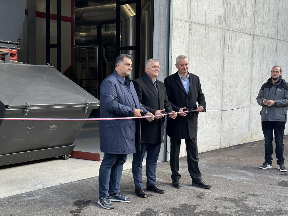 Župan Jesenic Peter Bohinec, minister Bojan Kumer in direktor ENOS-a Andrej Stušek MOPE