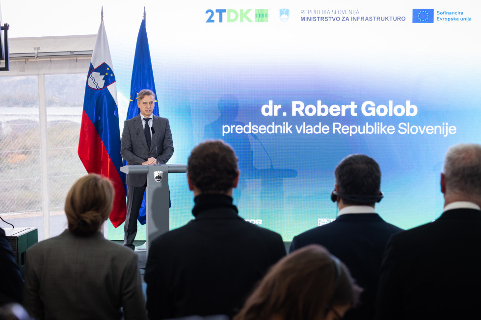golob sta https://www.gov.si/novice/2025-11-20-predsednik-vlade-dr-golob-slovenija-drugi-in-tretji-tir-gradi-sama/
