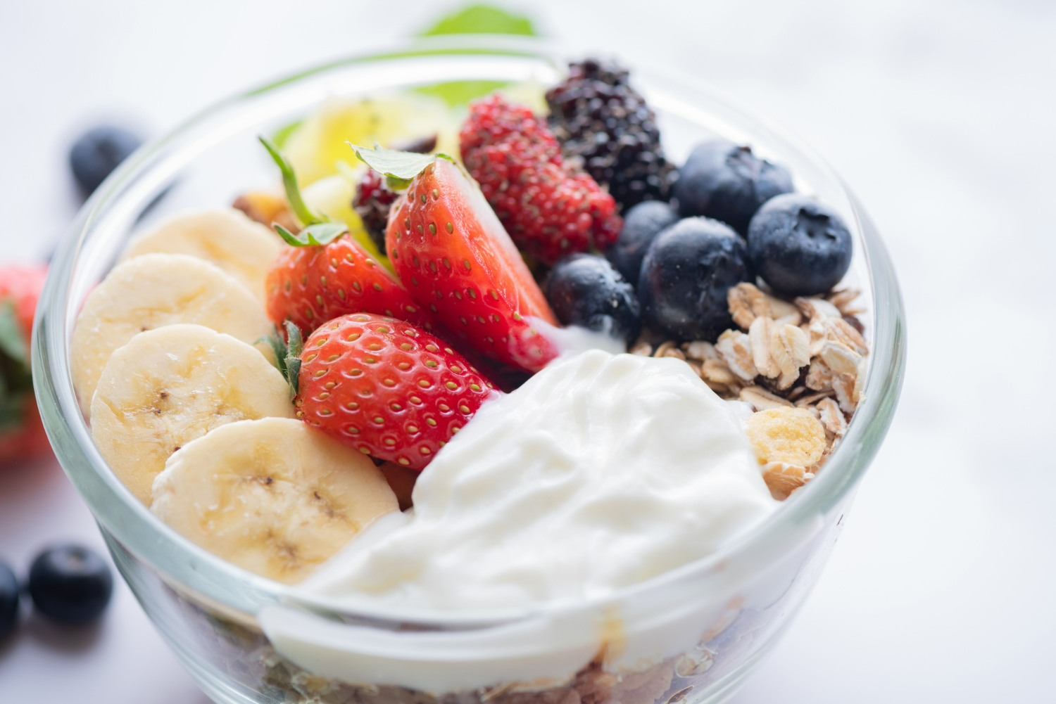 jogurt sadje zdrava prehrana zdravje Freepik https://www.freepik.com/free-photo/bowl-oat-granola-with-yogurt-fresh-blueberries-mulberry-strawberries-kiwi-banana-mint-nuts-board-healthy-breakfast-top-view-copy-space-flat-lay-vegetarian-food-concept_14778218.htm#fromView=search&page=4&position=40&uuid=7dedbc09-4f6b-4e55-9223-cb85728ebd14&query=joghurt