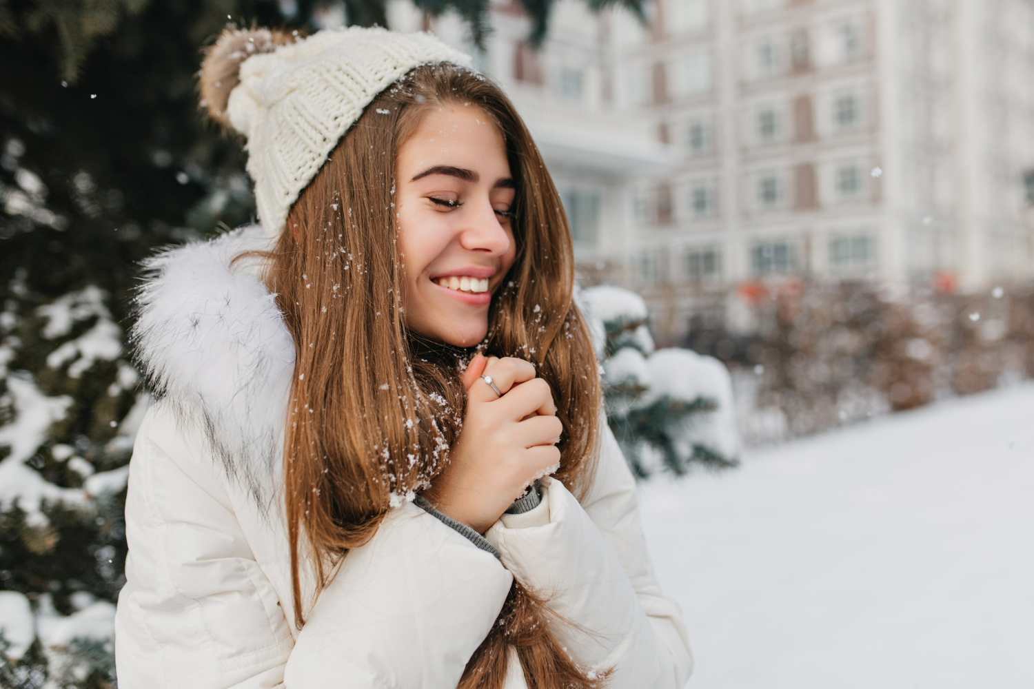 moda zima freepik https://www.freepik.com/free-photo/happy-winter-time-young-joyful-woman-enjoying-snow-city-attractive-woman-long-brunette-hair-smiling-with-closed-eyes_10110981.htm#fromView=search&page=1&position=25&uuid=e3df05cc-d96f-4b9f-8f2c-88bb301aa099&query=winter+woman